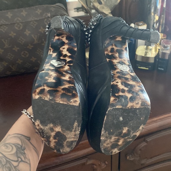 Betsey Johnson black stud bow shoes heels size 8M - Picture 4 of 4